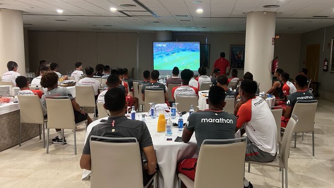 Selección peruana observando el partido de Australia y Emiratos Árabes