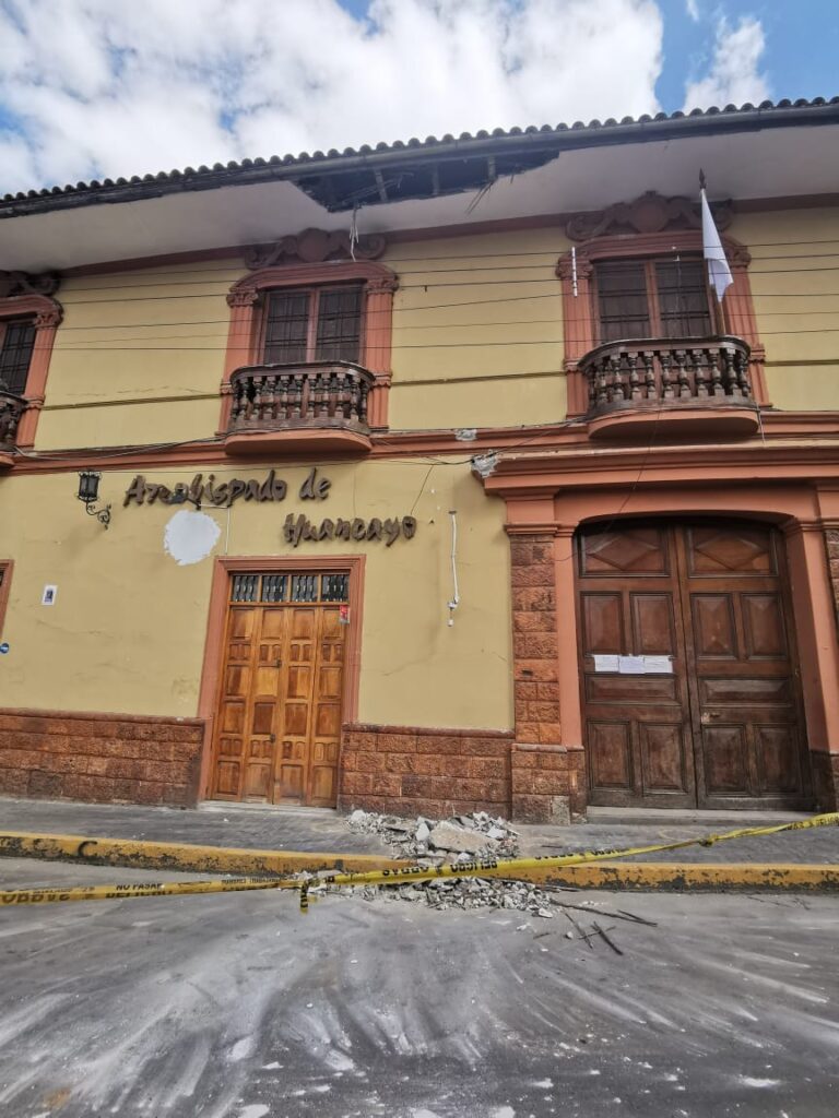 Alero del techo se cayó del Arzobispado de Huancayo se cayó al suelo.