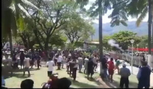Policía reprime a protestantes que rechazan a Boluarte en Pichanaqui