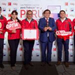Funcionarios de Caja Huancayo tras el reconocimiento que ubica a la entidad entre las mejores empresas para trabajar en el Perú.