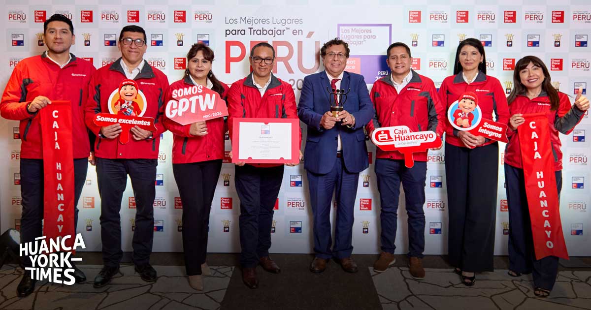 Funcionarios de Caja Huancayo tras el reconocimiento que ubica a la entidad entre las mejores empresas para trabajar en el Perú.