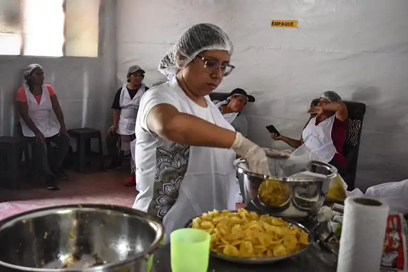 Gabriela Loaiza en el procesamiento de los snacks de papa magona. Foto: cortesía Conservación Internacional Perú