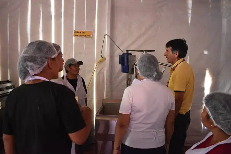 Mujeres aprendiendo a utilizar los equipos para freír y deshidratar sus productos. Foto: cortesía Conservación Internacional Perú
