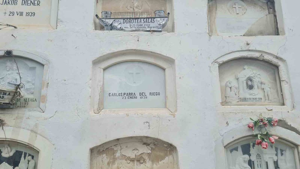 La tumba de Carlos Parra del Riego, en el pabellón San Esteban del cementerio general de Huancayo.