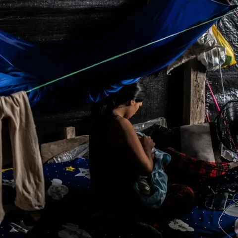 La contaminación alcanza a las gestantes y a los niños a través del agua y los alimentos. Foto: Max Cabello
