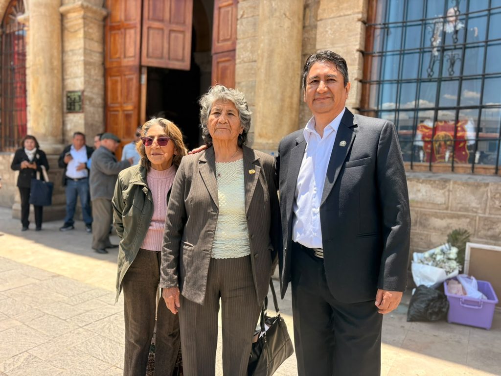 Vladimir Cerrón y su madre Bertha Rojas, frente a la Catedral de Huancayo.
