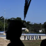 En Puerto Breu, Yurúa, en la frontera entre Perú y Brasil, las comunidades han formado una guardia indígena especialmente dedicada a custodiar sus territorios fronterizos. Foto: Santiago Romaní