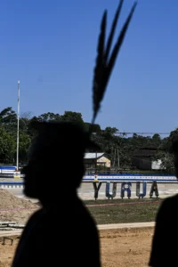 En Puerto Breu, Yurúa, en la frontera entre Perú y Brasil, las comunidades han formado una guardia indígena especialmente dedicada a custodiar sus territorios fronterizos. Foto: Santiago Romaní