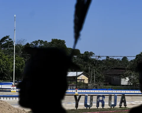 En Puerto Breu, Yurúa, en la frontera entre Perú y Brasil, las comunidades han formado una guardia indígena especialmente dedicada a custodiar sus territorios fronterizos. Foto: Santiago Romaní