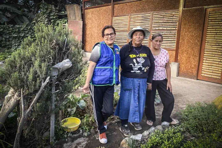Mujeres reverdecen el desierto al convertir basurales y arenales en huertos comunitarios - lima - foto Gloria Alvires 2026