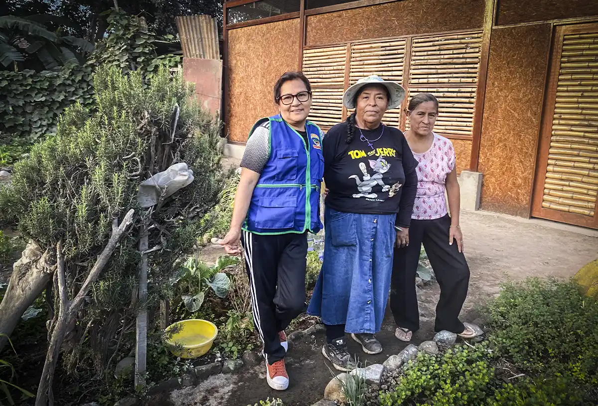 Mujeres reverdecen el desierto al convertir basurales y arenales en huertos comunitarios - lima - foto Gloria Alvires 2026