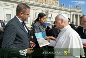 El papa León XIV recibe el informe sobre la contaminación con mercurio en los territorios amazónicos de Perú, Bolivia, Colombia y Brasil. Foto: Vatican Media